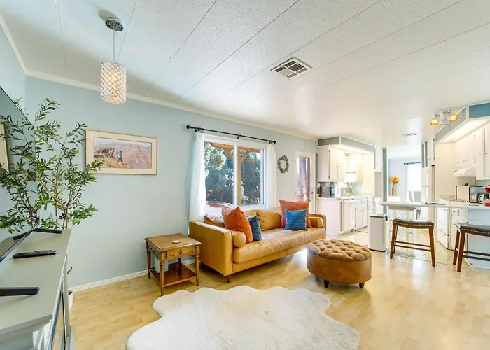 Holiday home Walk To Trails! West Retreat W/ Deck & Yard