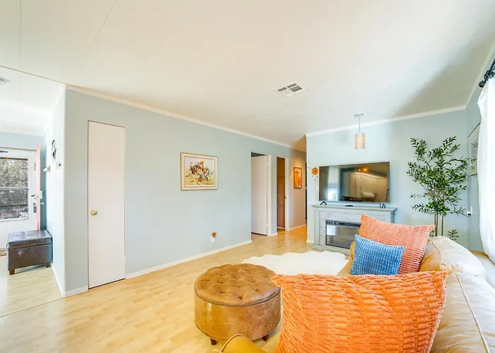 Walk To Trails! West Retreat W/ Deck & Yard Holiday home