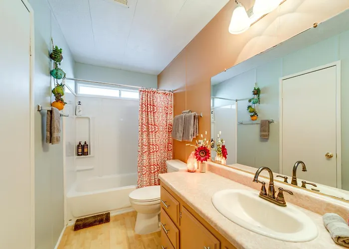 Walk To Trails! West Retreat W/ Deck & Yard Holiday home